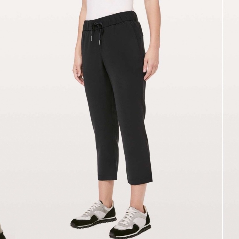 Lululemon On The Fly Crop Woven 23 Womens 10 Black Excellent Tapered Pants